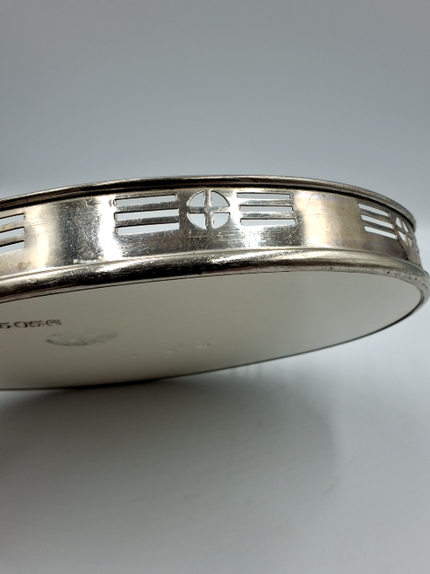 Bakke af porcelæn med kant af metal